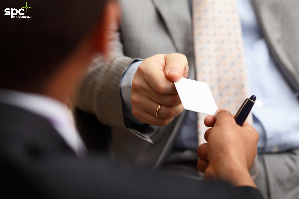 Name card còn có tên gọi là danh thiếp, card visit, thẻ tên giúp tạo ấn tượng ban đầu và thể hiện sự chuyên nghiệp
Name card còn có tên gọi là danh thiếp, card visit, thẻ tên giúp tạo ấn tượng ban đầu và thể hiện sự chuyên nghiệp