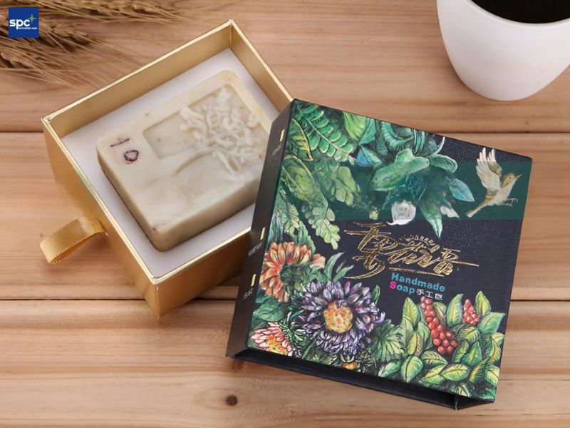 Lớp vỏ giấy cứng cáp giúp bảo vệ bánh xà phòng khỏi bụi bẩn, vi khuẩn, độ ẩm