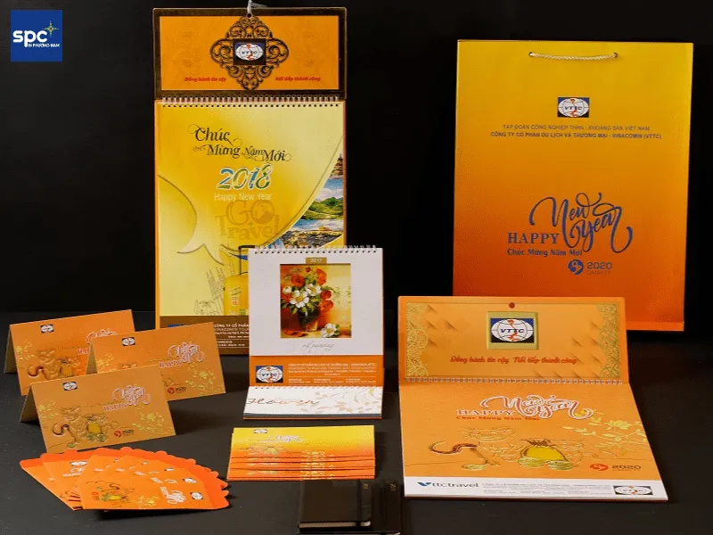Tặng lịch đầu năm là một nét đẹp trong văn hóa kinh doanh của người Việt Tặng lịch đầu năm là một nét đẹp trong văn hóa kinh doanh của người Việt